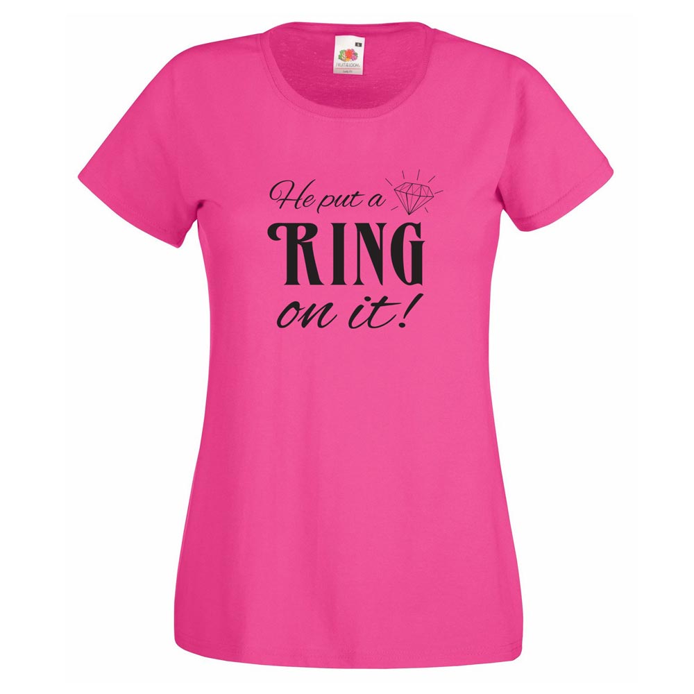 Pinkfarbenes T-Shirt mit Aufdruck "He put a Ring on it!"